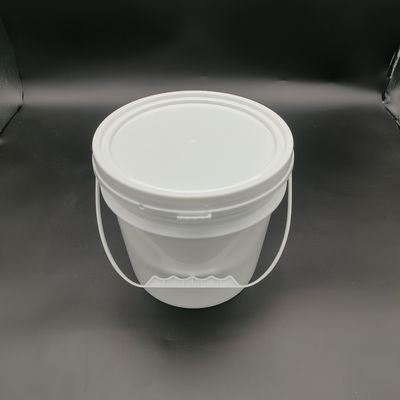 Copo branco de plástico de 5 litros com tampa, reciclável e empilhável