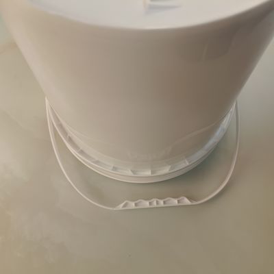 Bicho de plástico redondo preto branco 10L Material PP com tampa de vedação