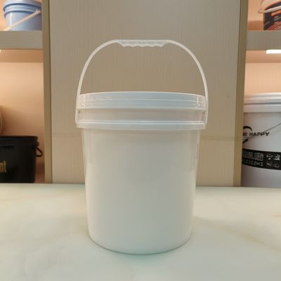 Copo branco de plástico de 5 litros com tampa, reciclável e empilhável