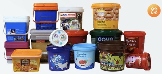 Baldes de plástico branco empilháveis com tampa para armazenamento de alimentos