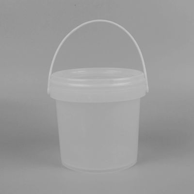 Um balde de plástico transparente de 5 litros com uma alça de metal