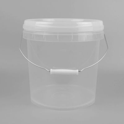 Um balde de plástico transparente de 5 litros com uma alça de metal