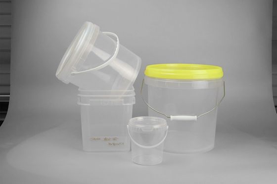 Um balde de plástico transparente de 5 litros com uma alça de metal