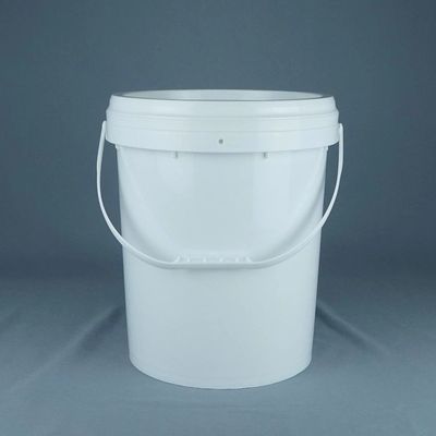 Um balde de armazenamento de alimentos de 5 galões com tampa resistente a UV